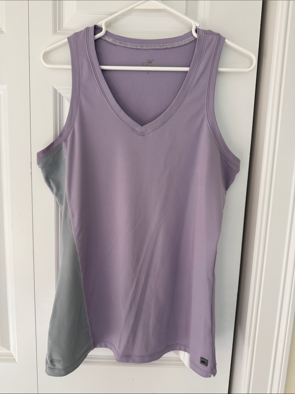 Alo yoga Lavender V-Neck Athletic Tank with Light Gray Panels